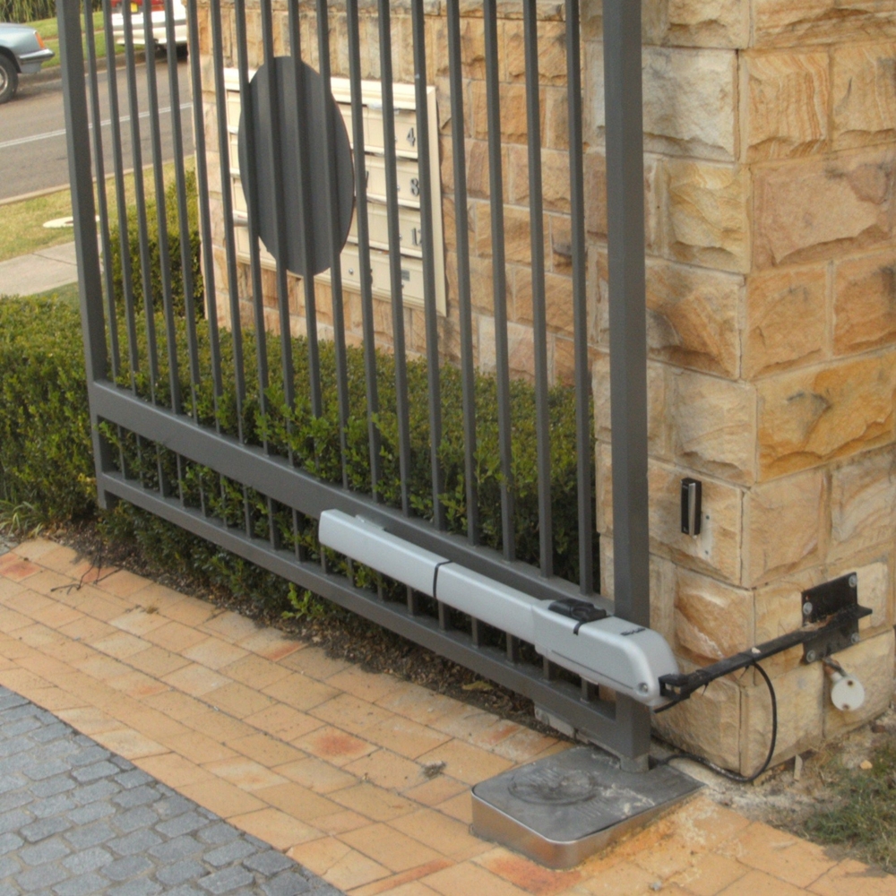 Mesin Otomatis Pintu Gerbang Swing di Bali